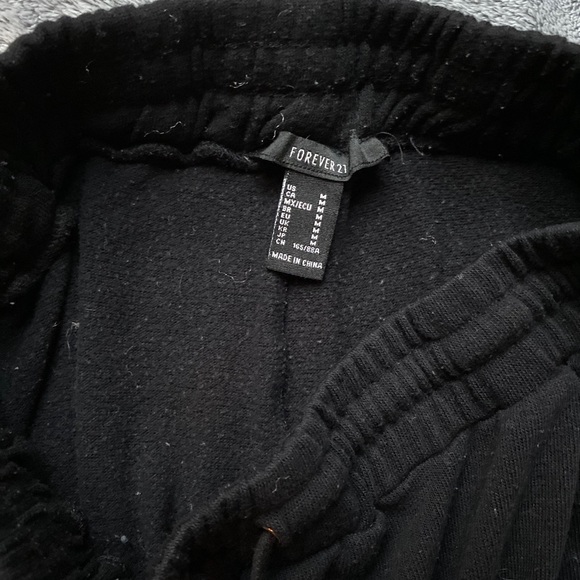 F21 Elastic Shorts - Picture 3 of 3